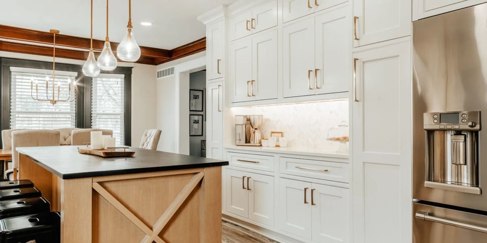 Kitchen remodel in Oakland County MI by Cabinet Creations featuring custim cabinetry and whie backsplash