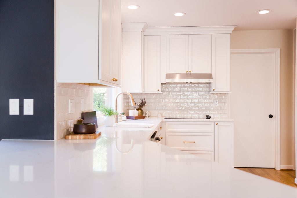 Waterford, MI custom home kitchen showing quartz counters and tiled backsplash by Cabinet Creations