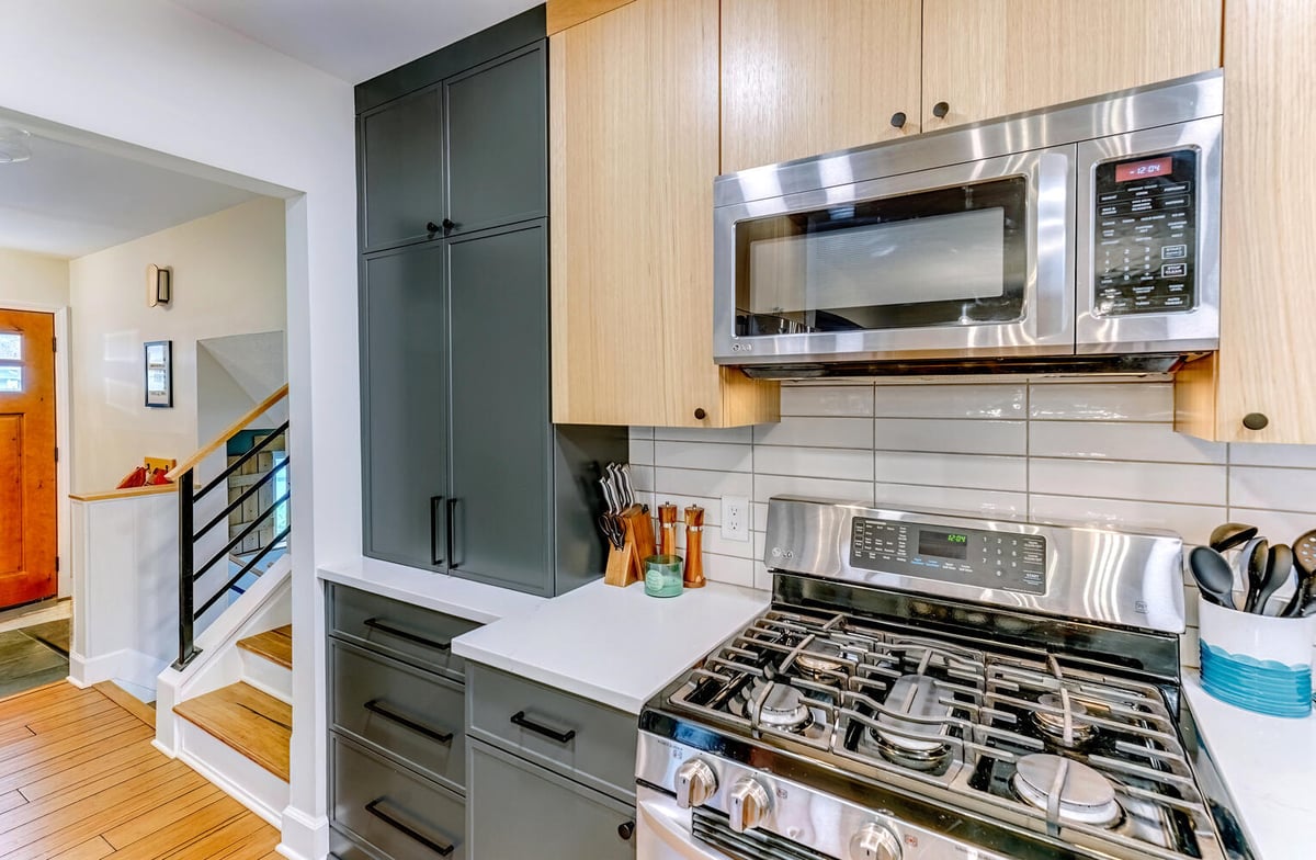 Waterford, MI custom home kitchen showcasing design balance between functionality and aesthetics by Cabinet Creations