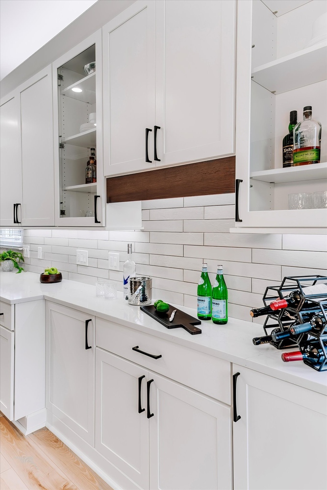 Modern kitchen bar area with white cabinetry and quartz countertops by Cabinet Creations in Waterford Township, MI