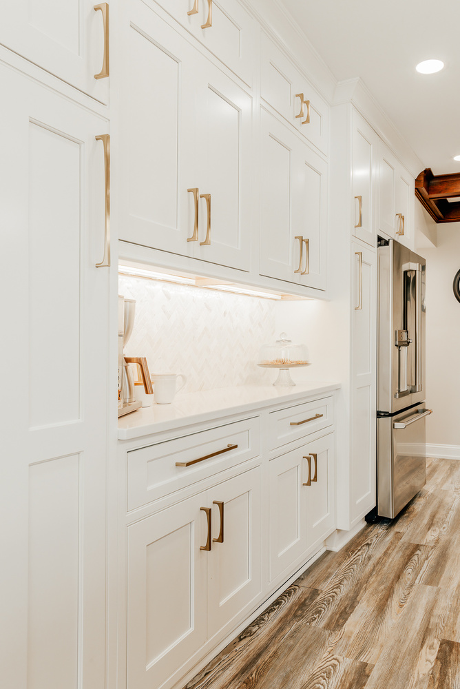 Modern kitchen design featuring white cabinetry and luxury finishes by Cabinet Creations in Oakland County, MI